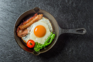 ベーコンエッグ Bacon egg with cast-iron skillet