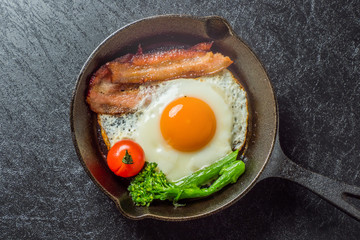 ベーコンエッグ Bacon egg with cast-iron skillet