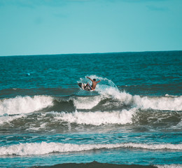 Fototapeta na wymiar Surfista mandando manobra