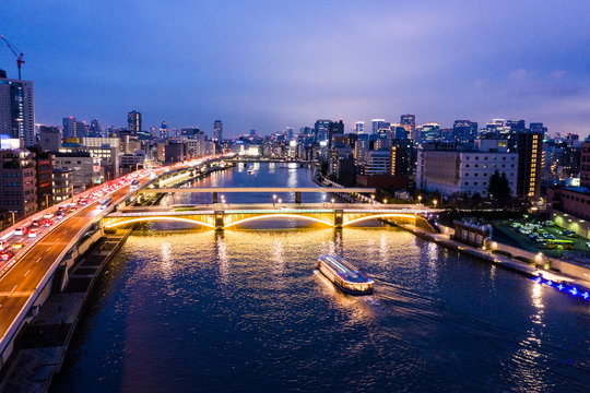 屋形船が浮かぶ東京湾の夜景