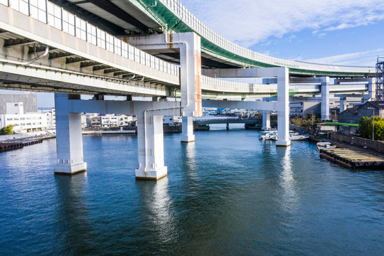 海にかかる橋と湾岸の風景　空撮