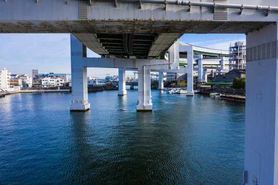 海にかかる橋と湾岸の風景　空撮