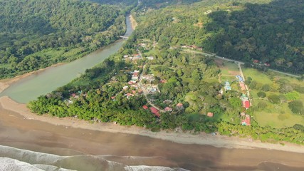 Vista aerea pueblo costero
