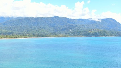 Vista aerea oceano y selva