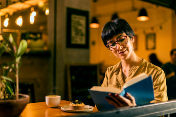 Mujer leyendo cafetería