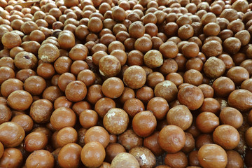 Montón de macadamias secándose
