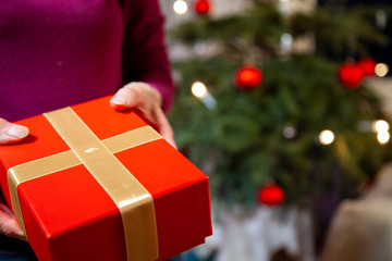 Frau Geschenk an Weihnachten for Christbaum &uuml;bergeben / Frohe Weihnachten
