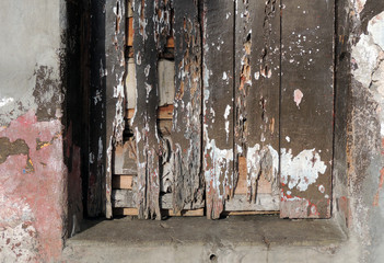 detalle de puerta vieja y desgastada de madera