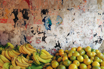 Puesto de pl&aacute;tanos y naranjas