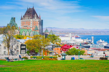 Naklejka premium Pejzaż widok starego miasta Quebec jesienią