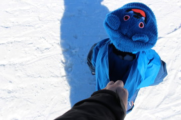 enfant au ski a l aneige