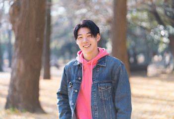 男性　ポートレート　微笑み　冬