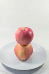 Two stacked apples.