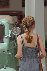 Dziewczyna i klasyczne stare zabytkowe samochody