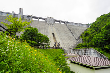 四万川に建設された重力式ダム