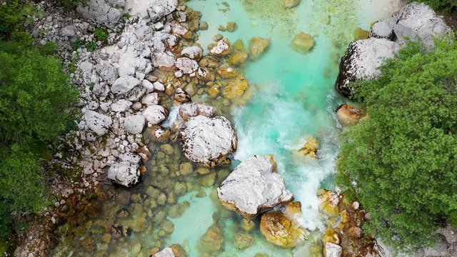 Slov&eacute;nie, vue a&eacute;rienne, rivi&egrave;re turquoise