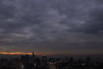Fototapeta premium Widok na nowoczesne miasto Bangkok podczas zachodu słońca