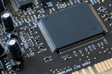 Photo of electric component in electronic device, contain black microchip as main object.