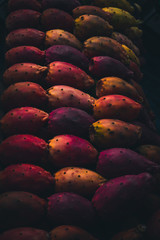 Kolorowe owoce opuncji poukładane na straganie