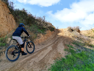 Fototapeta premium MTB biker on a sandy road