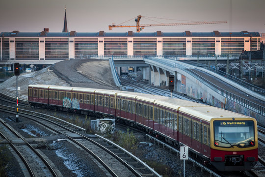 sbahn vor bahnhof ostkreuz in berlin