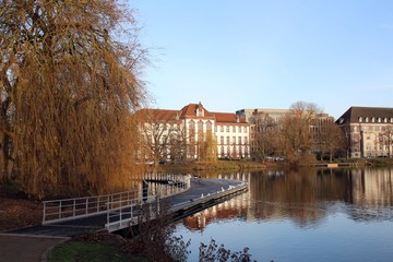 Stadtansicht von Kiel mit Teich.