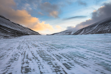 auf einem Gletscher in Spitzbergen - malerische Landschaft in der Arktis