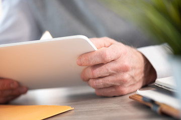 Obraz premium Businessman working on digital tablet