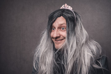 Portrait skuril Mann graue Haare mit rosa Haarreif lustig