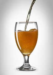 Nalewanie piwa do szklanki na gradientowym tle