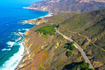 Drohnenaufnahme: Entlang des Highway Nr. 1, Big Sur Kalifornien