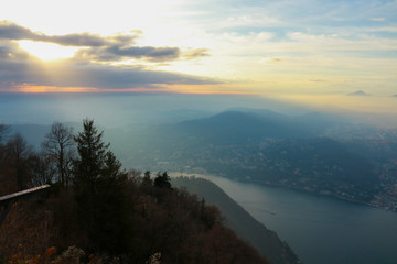 Bellissimo tramonto con vista sulle montagne e sul lago di Como da Brunate in Lombardia, viaggi e paesaggi 