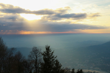 Fototapeta na wymiar Bellissimo tramonto con vista sulle montagne e sul lago di Como da Brunate in Lombardia, viaggi e paesaggi 