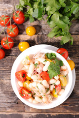 white bean sakad with bell pepper and tomato