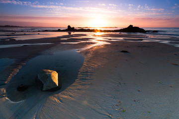 Plage au coucher du soleil dans le finistere nord 