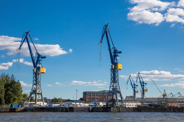 Fototapeta na wymiar Hafenkräne im Hafen von Hamburg
