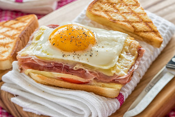 toast mit schinken, käse und ei