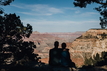 Deux amoureux qui contemplent la vue dans le Parc National Grand Canyon en Arizona