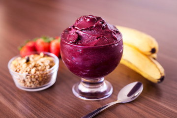 Açaí in the bowl accompanied by fruits and grains