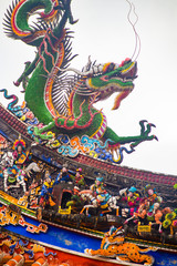 Fototapeta premium a dragon sculture of temple roof