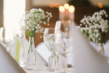 Helle weiße Hochzeitstafel