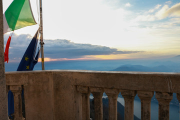 Bellissimo tramonto con vista sulle montagne e sul lago di Como dalla cima del faro Voltiano di...