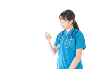 体温測定をする笑顔の若いナース