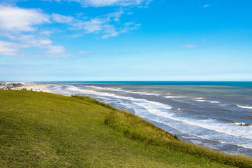 Mar azul e ondas num dia de sol