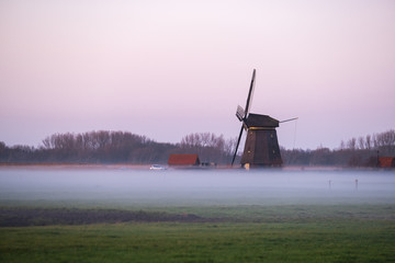 Windmühle am Abend bei Bodennebel © fotografci