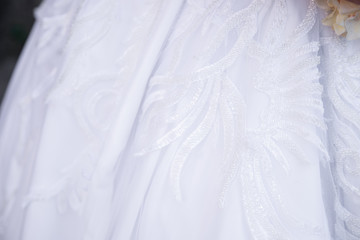 Détails de la robe d'une mariée le jour de son mariage