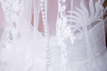 Détails de la robe d'une mariée le jour de son mariage