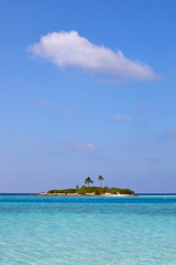 Obraz premium Little island in front of Paradise Island (Lankanfinolhu), Maldives