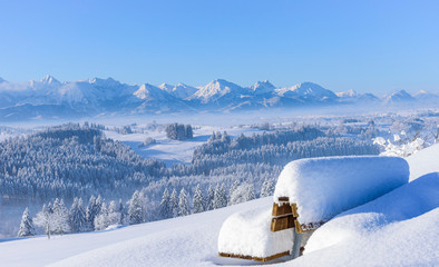 Dick verschneiter Aussichtsplatz an einem traumhaften Wintermorgen im Ostallgäu