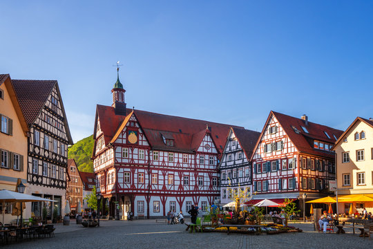 Marktplatz und Rathaus, Bad Urach, Deutschland 